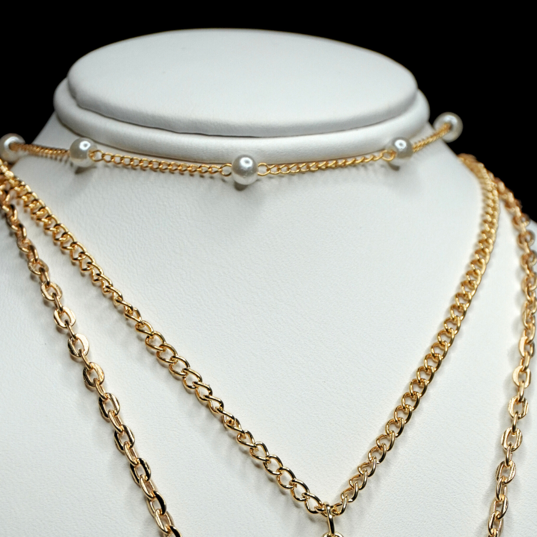 COLLIER TRIPLE COUCHE DE PERLES ET PAPILLON